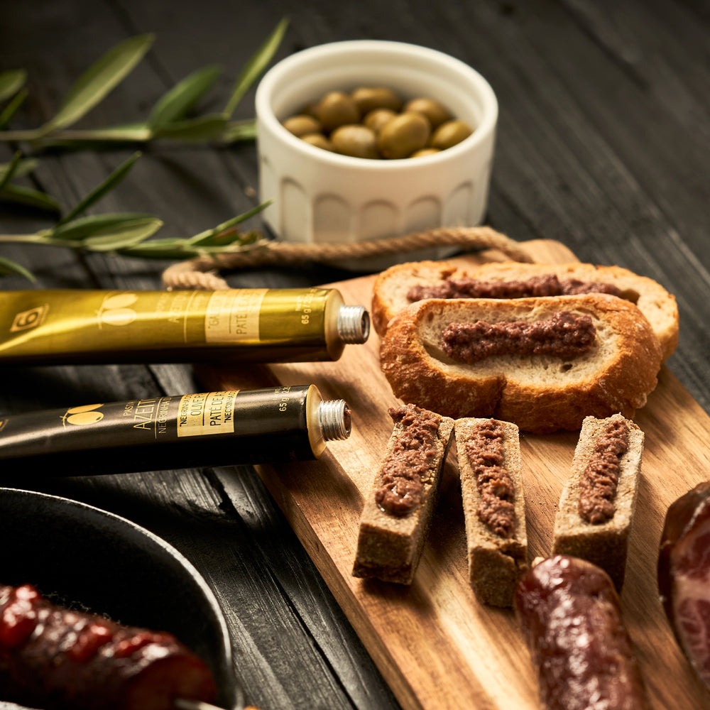 
                  
                    Experience Box no. 1 - Olive Oil from Portugal + Olive Paste + Crackers
                  
                