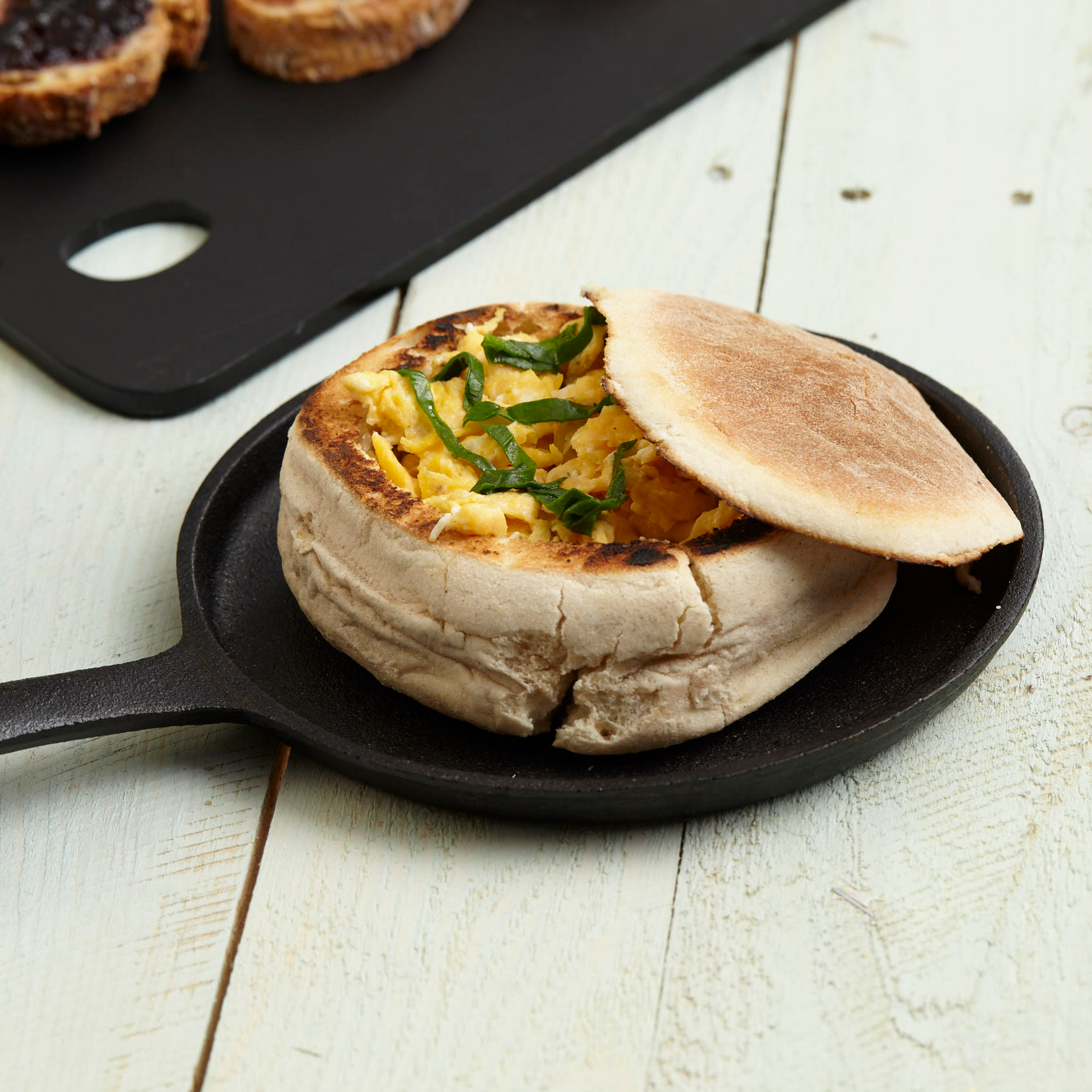 Ovos mexidos em Bolo do caco com Doce de Abóbora meia.dúzia®
