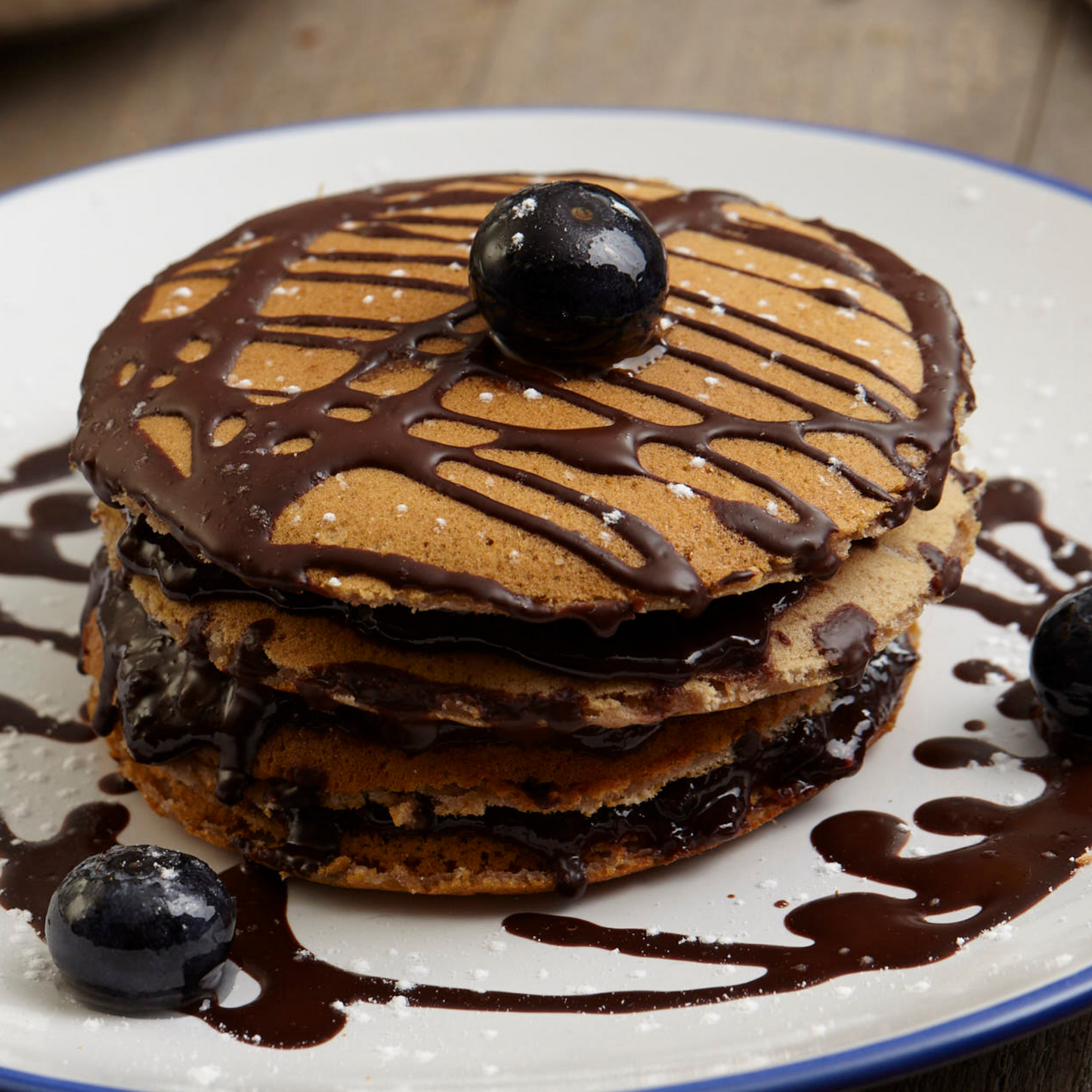 Panquecas com mirtilos e creme de chocolate negro são tomé com frutas portuguesas meia.dúzia